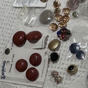 Have fun with this mixed lot of 100 Buttons; new, used & vintage; various sizes